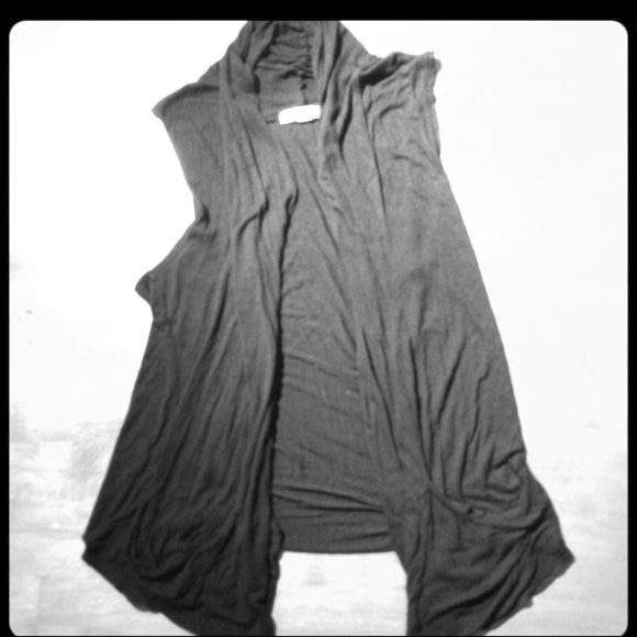 Forever 21 Tops - 💝Sleeveless Draped Cardigan